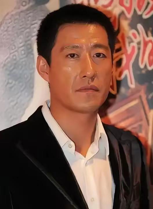 2010年的一天，于震抄起手边的凳子就砸到了怀孕妻子方柏霓的身上，哪怕躲避及时，