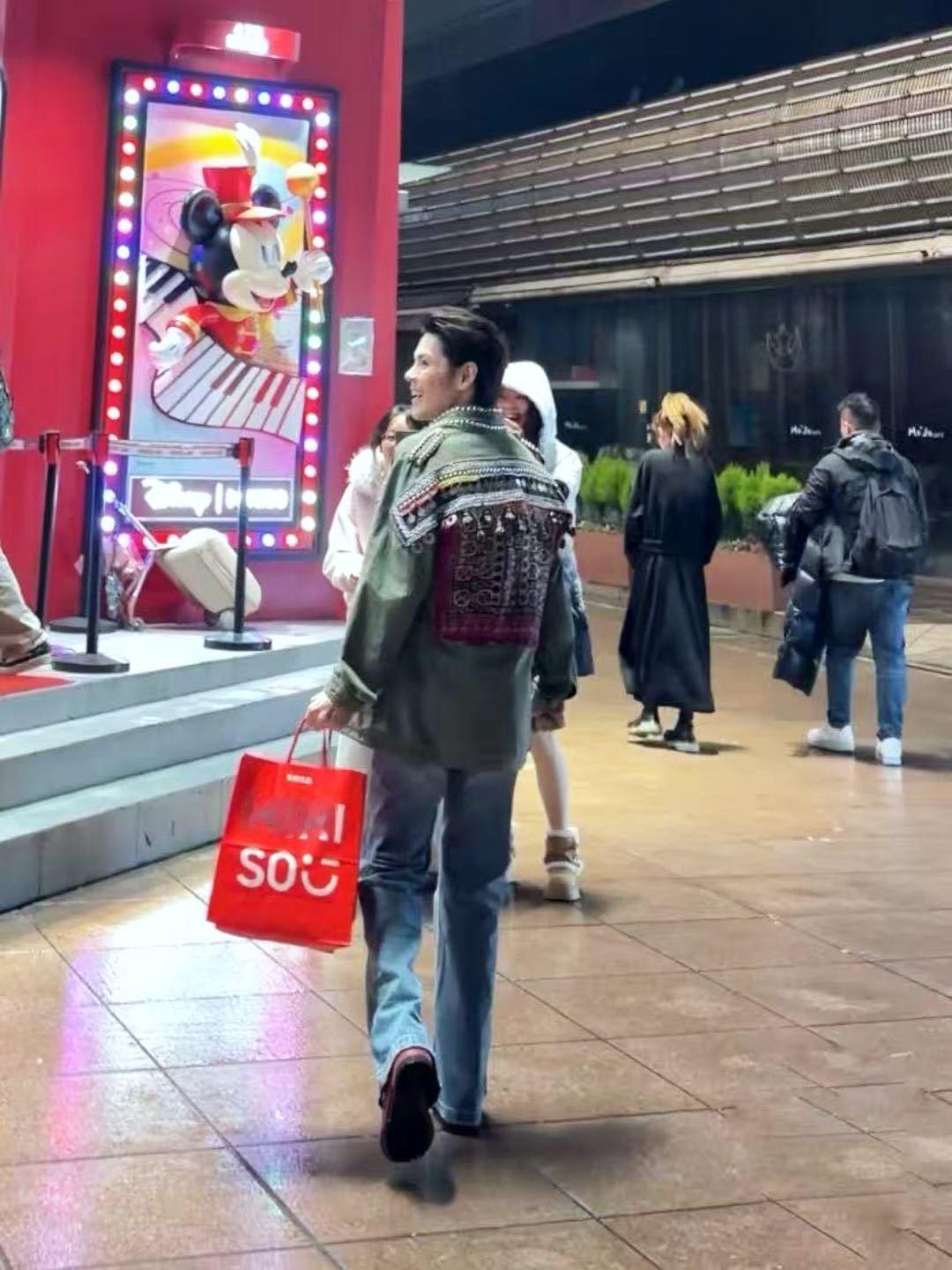 向佐为郭碧婷买了个巨型猪公仔 网友偶遇向佐抱巨型猪公仔逛街头，被问起就一脸憨笑说