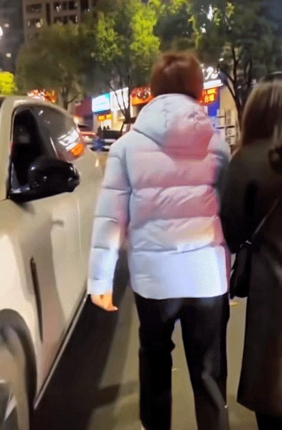 拿了世乒赛女双冠军的蒯曼，现在怕过马路。
04年生的盐城姑娘，三岁握拍，左手横