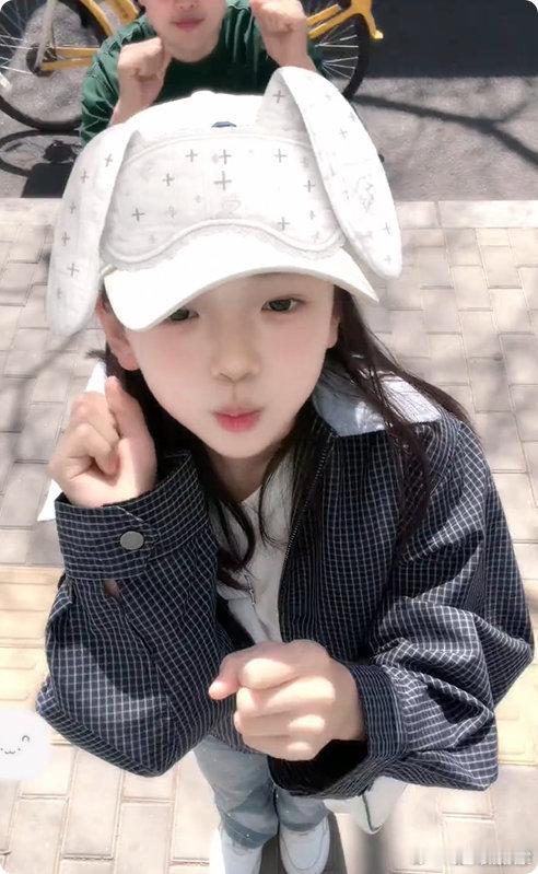 小酒窝和高云翔合拍手势舞高云翔蹲在小酒窝后面拍手势舞温柔的父爱藏在细节里，全程配