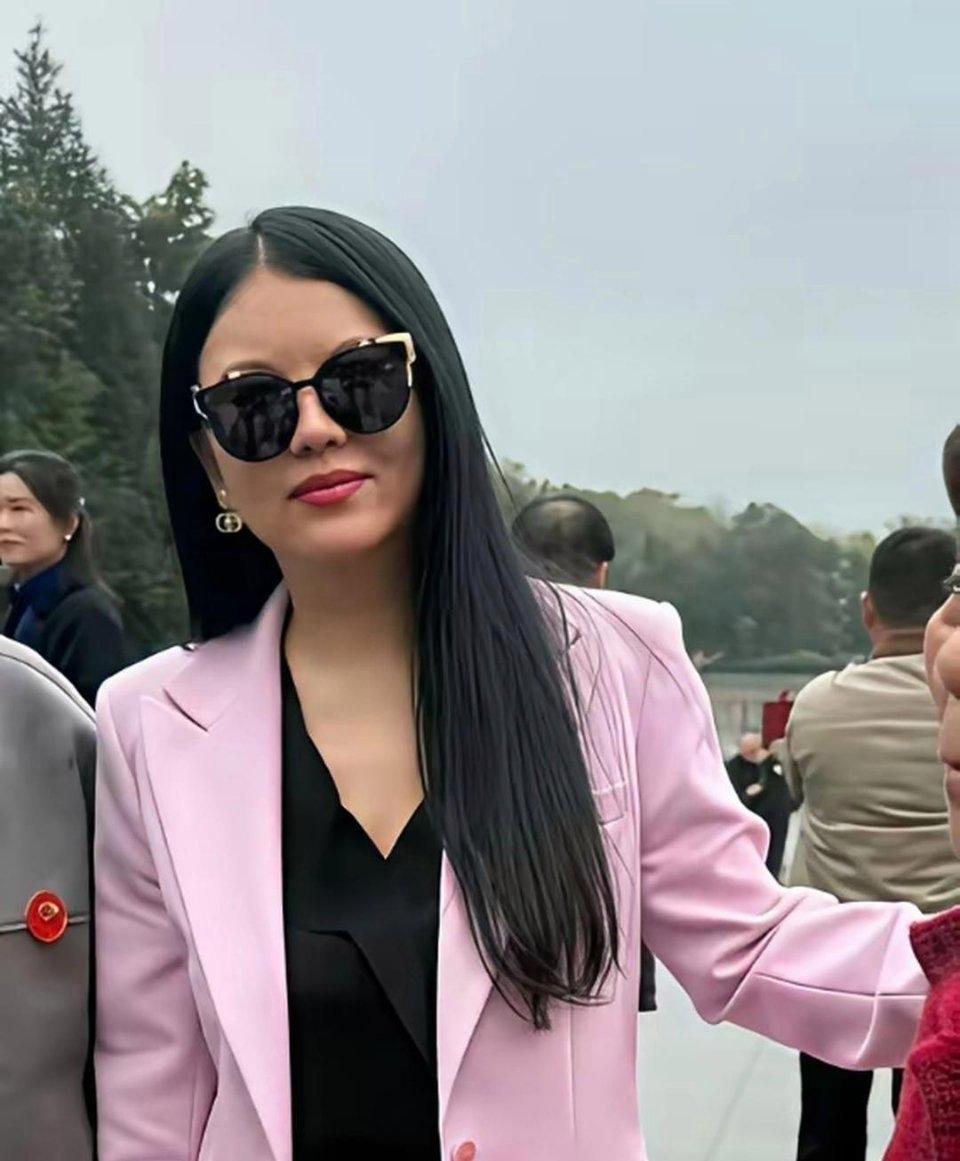 （母女对着镜子打量）
王诗龄：妈，你瘦得也太明显了！
李湘：坚持锻炼，硬瘦下来五
