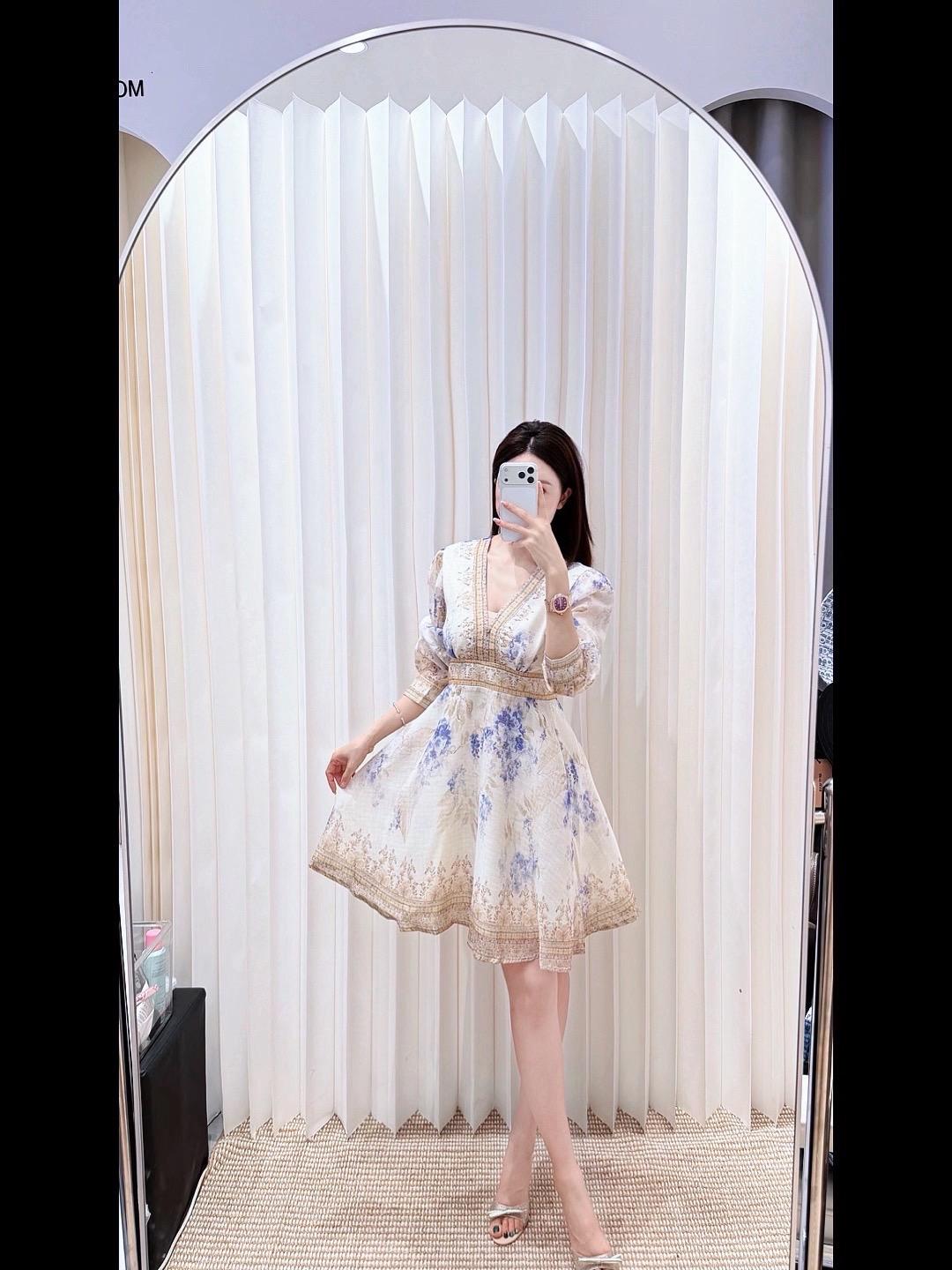 女人最爱的碎花裙来喽。