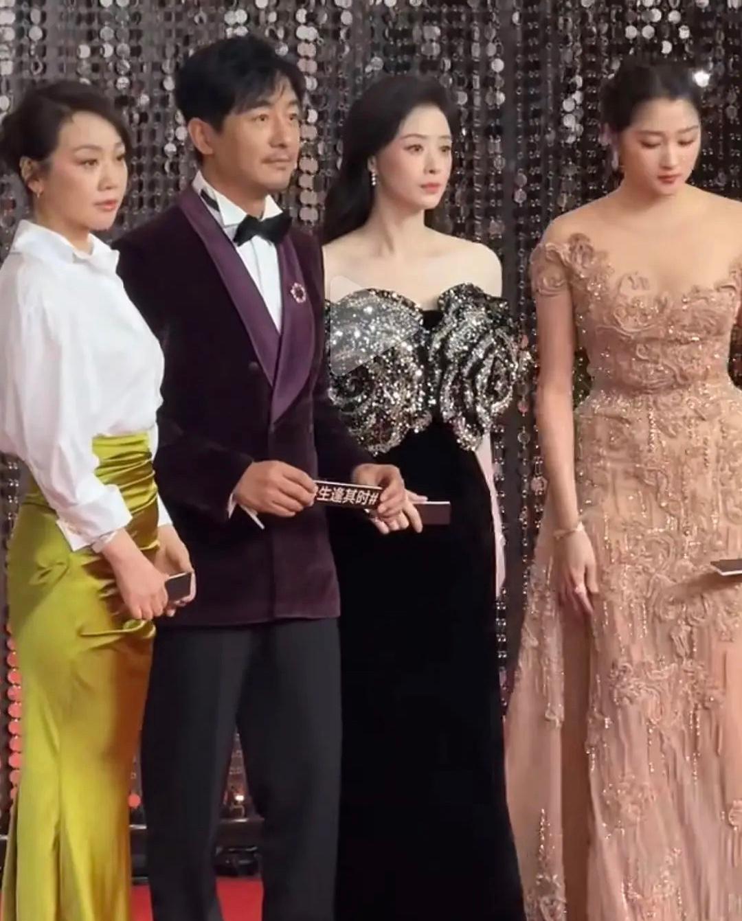 42岁蒋欣一出场，全场静了半拍。
黑丝绒裙一裹，肩颈线条像画出来的。
不是瘦，是