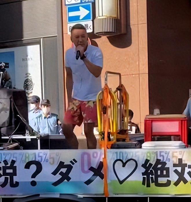 一位日本地方议员，在意大利佛罗伦萨的火车站，未经许可偷偷拍下了一名中国姑娘的照片