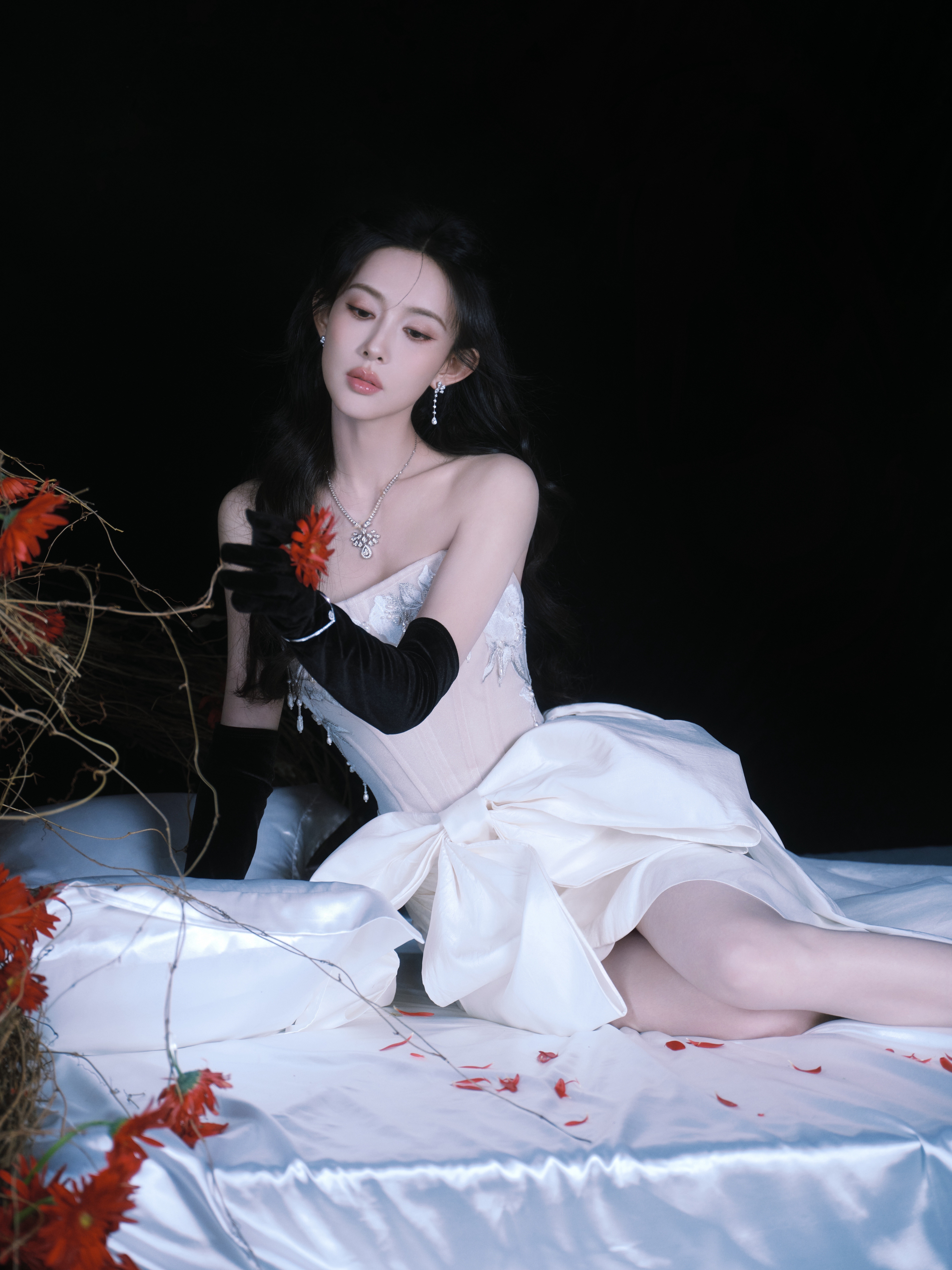 演员孟子义出席代言品牌造型大片，身着以色列设高端礼服品牌Kim Kassas定制