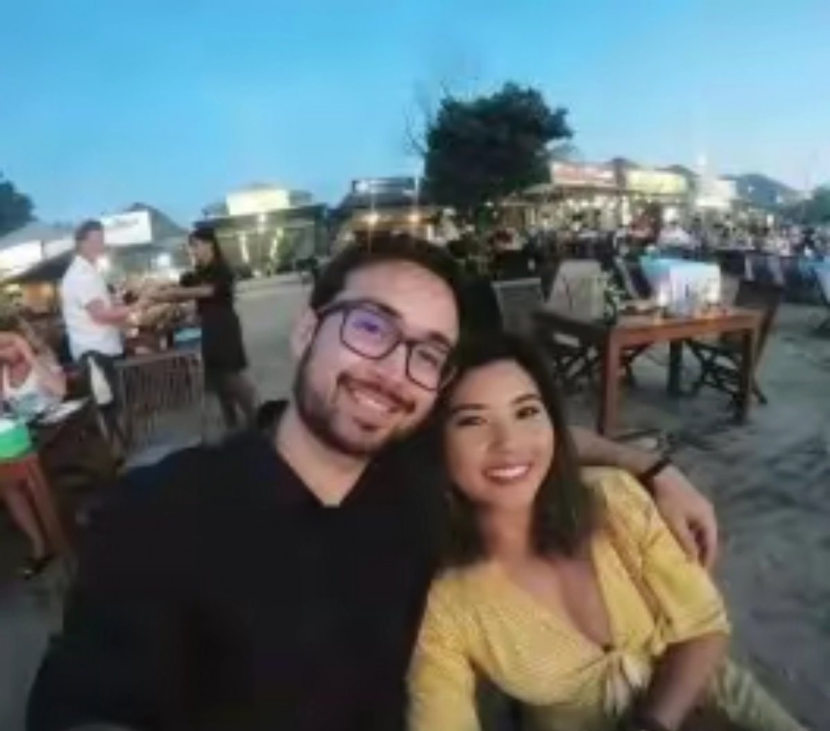 亚裔女子李柯琳为了留住白人男友克里斯，毅然将自己的左肾当作定情礼物，亲手送到了身