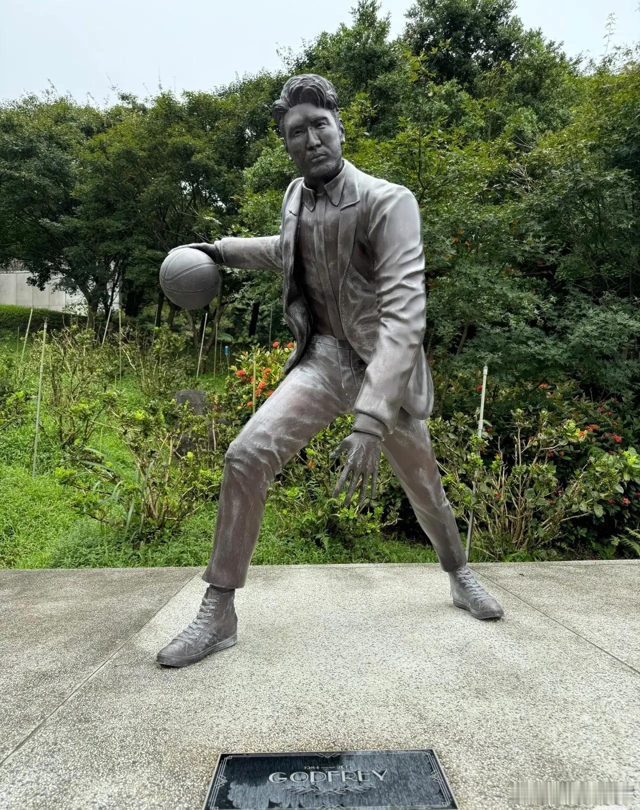 大S纪念雕像即将完工，会在2月2号揭幕！雕像位置就在高以翔雕像旁边，具俊晔守了大