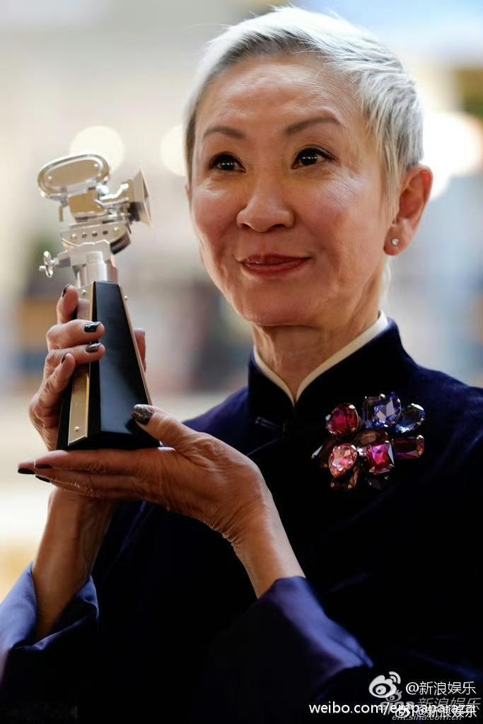 施南生走了，
她一生无儿无女，
但是她却有最放心不下的人，那就是徐克！

虽然两