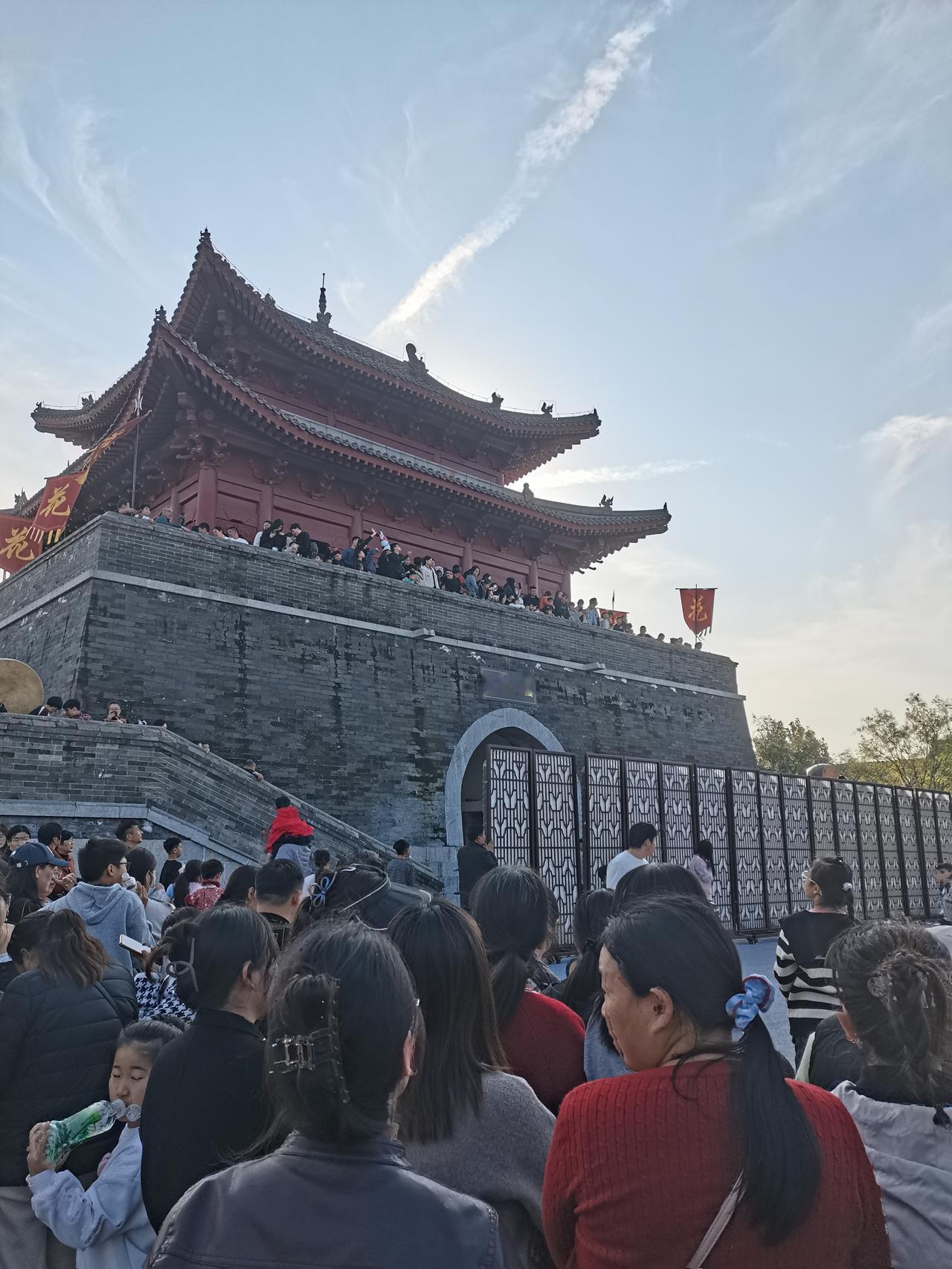 商丘古城被开封的清明上河园团队托管后，确实是越来越好了，人气上来了。

以前商丘