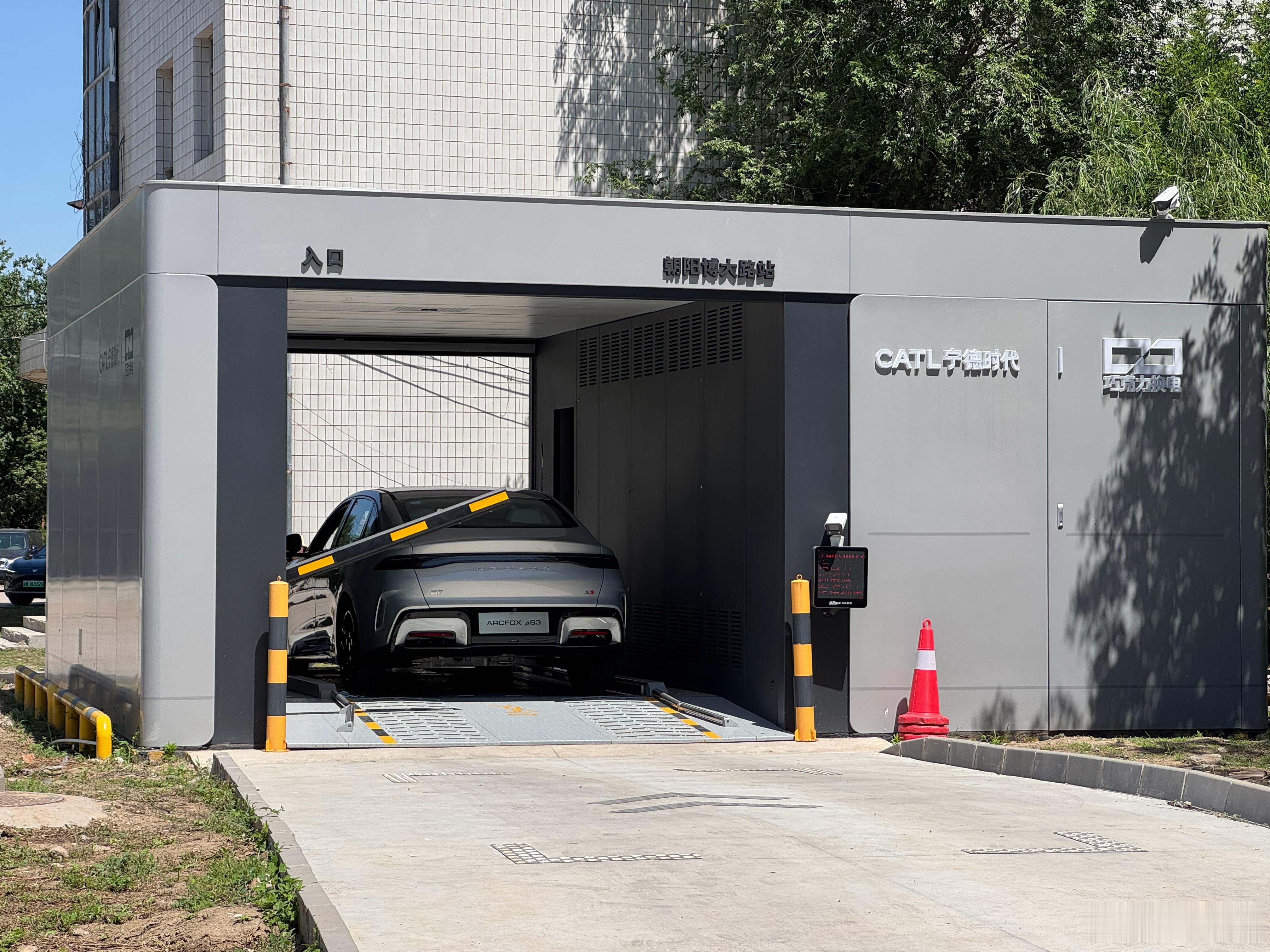 极狐贝塔S3换电版，起售价5.98万，月租399（限每月5000km，正常私家车