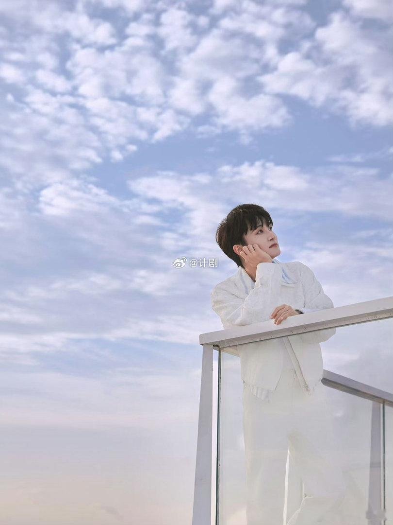 周深今天的我们首唱舞台全新治愈单曲来袭，周深倾情演绎《今天的我们》，央视五一晚会