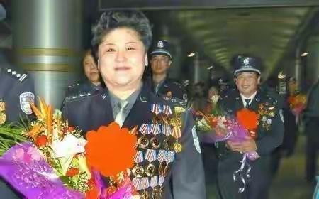 1988年，3个歹徒绑架了1个少女，并把她塞进了出租车，少女故意掐了司机，司机看