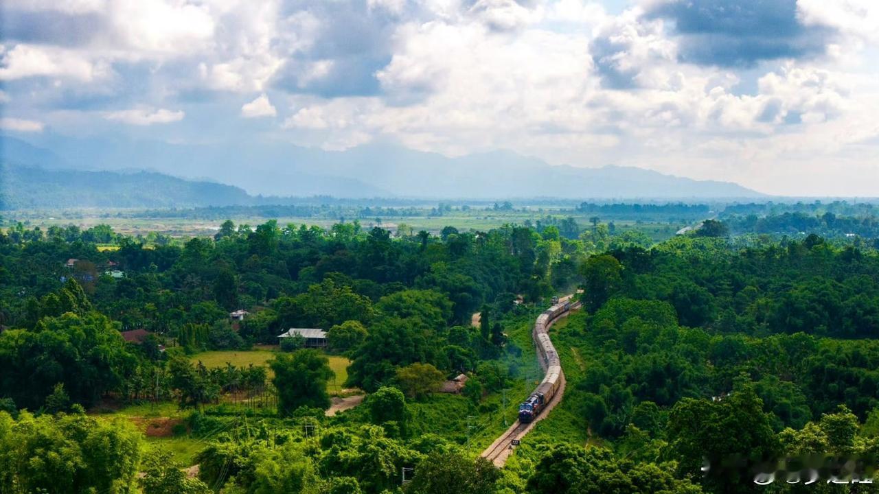 【藏南生态】
     据当地媒体报道，藏南地区今年正面临严重的降雨不足问题。6