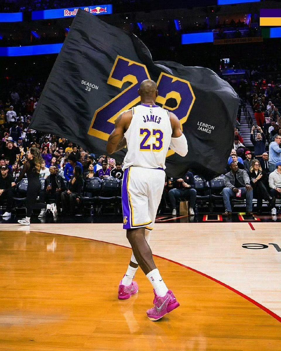 詹姆斯出战34分钟，投篮17中12，三分6中4，罚球2中1，拿到29分7篮板6助