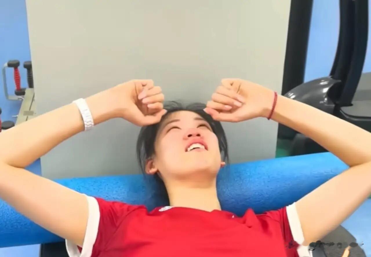 真相大白！女排比赛打的正酣，主力李盈莹缺席，原来如此：
1. 目前李盈莹正在康复