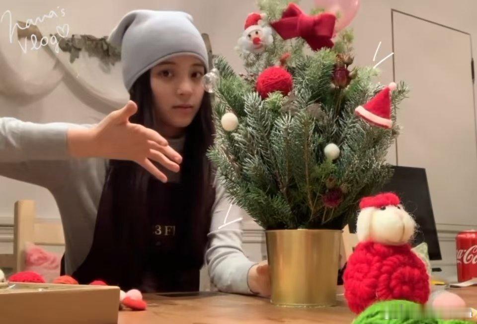 柏林偶遇欧阳娜娜 欧阳娜娜在柏林拍vlog被捕捉，对着教堂尖顶拍特写，那股留子味