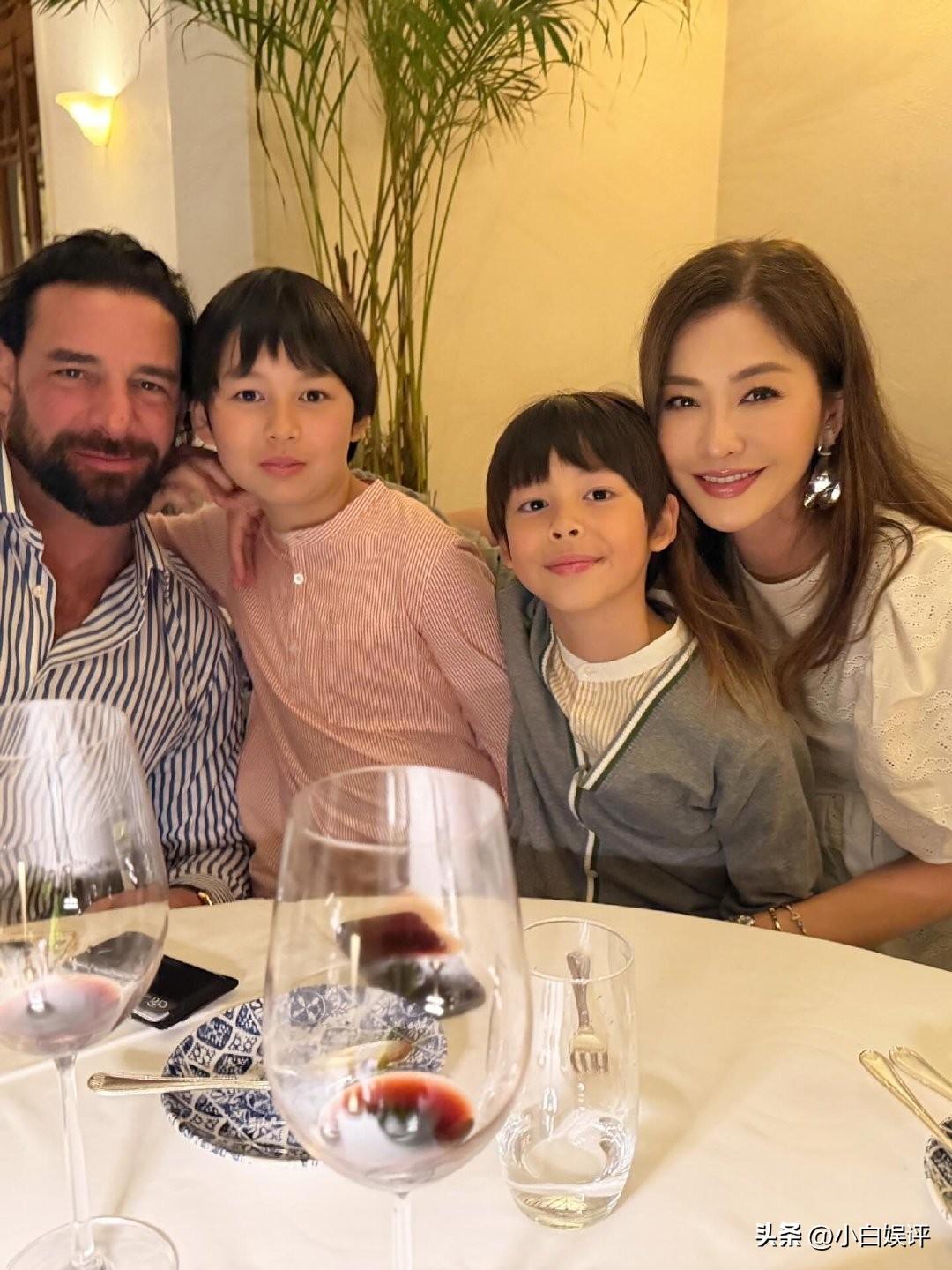 香港名模周汶琦的婚姻生活一直备受关注。她于2012年嫁给了法籍富商Julien 