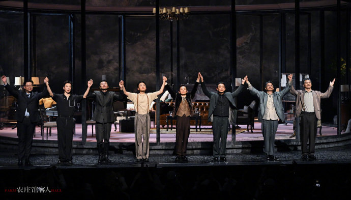 何炅晒与黄磊话剧照何炅晒话剧照  何炅黄磊 话剧照农庄馆客人演出圆满成功！ 