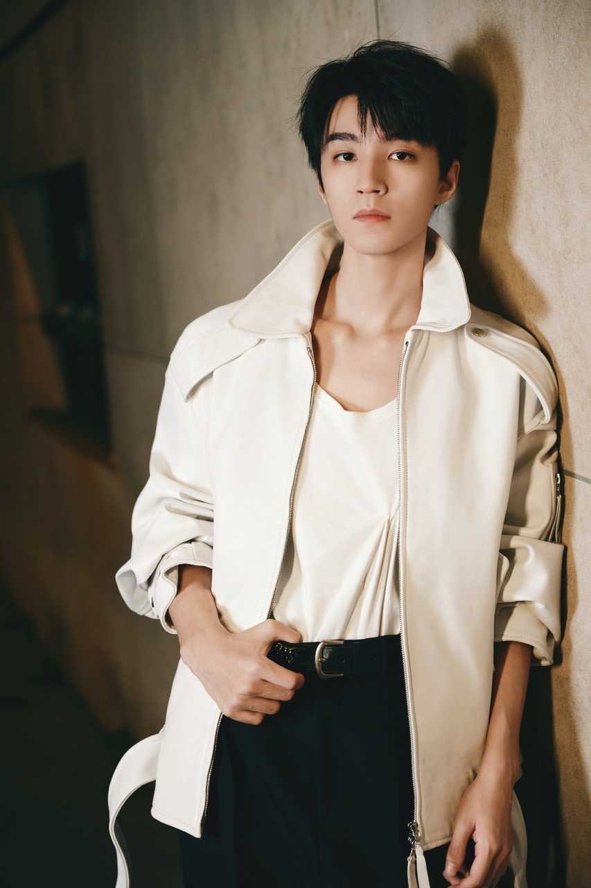 王俊凯时装周出图，闪耀巴黎[手指比心] ​​​