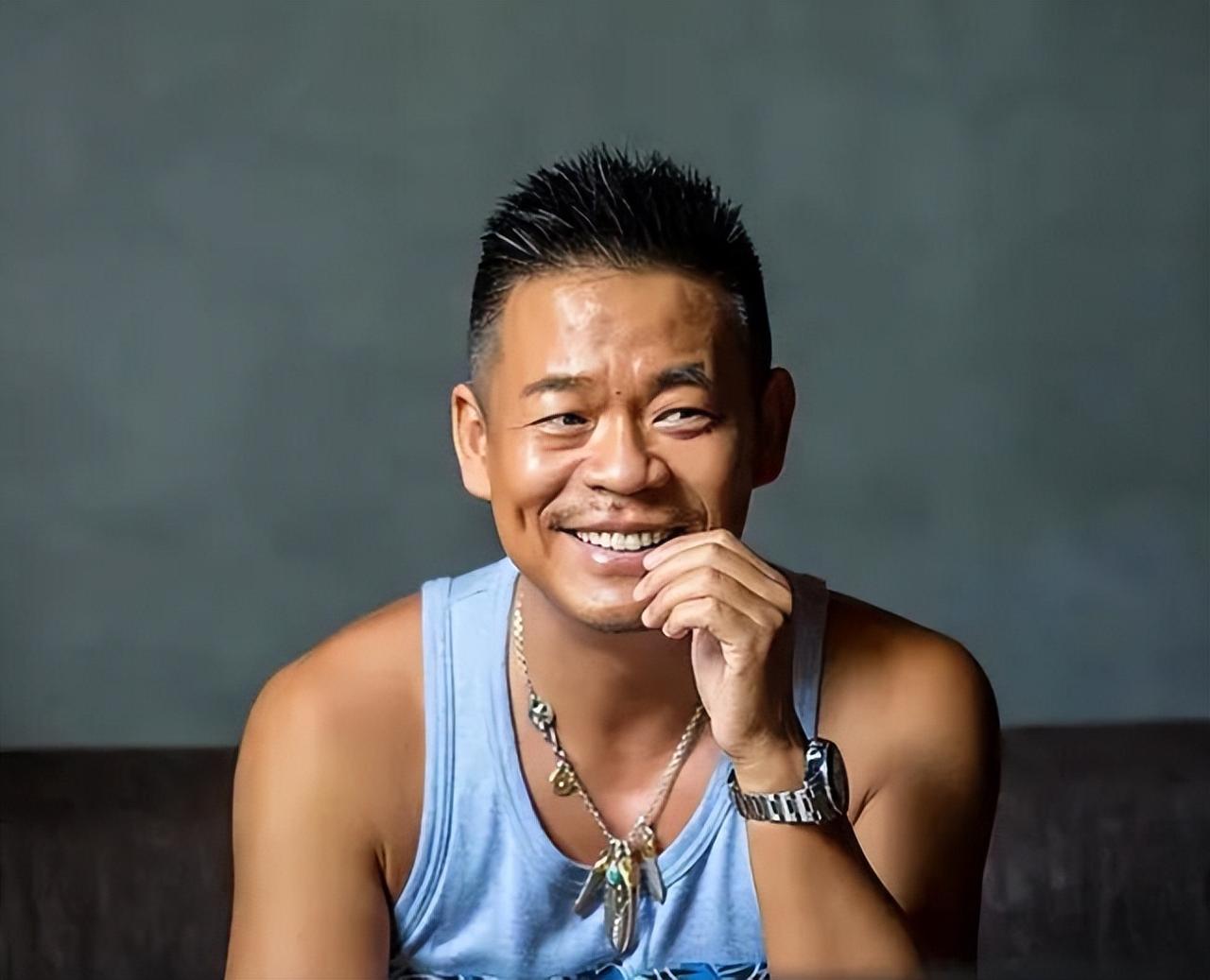 记者问 58 岁的孙浩："你为什么一直不结婚，是不是还放不下前任？" 孙浩挑眉：