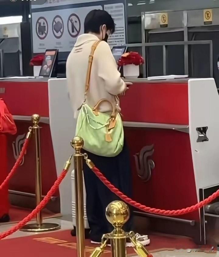 为何王楚钦每次出行，他的打扮都成为焦点？

因为大头有商约，
虽然每次出现都是几