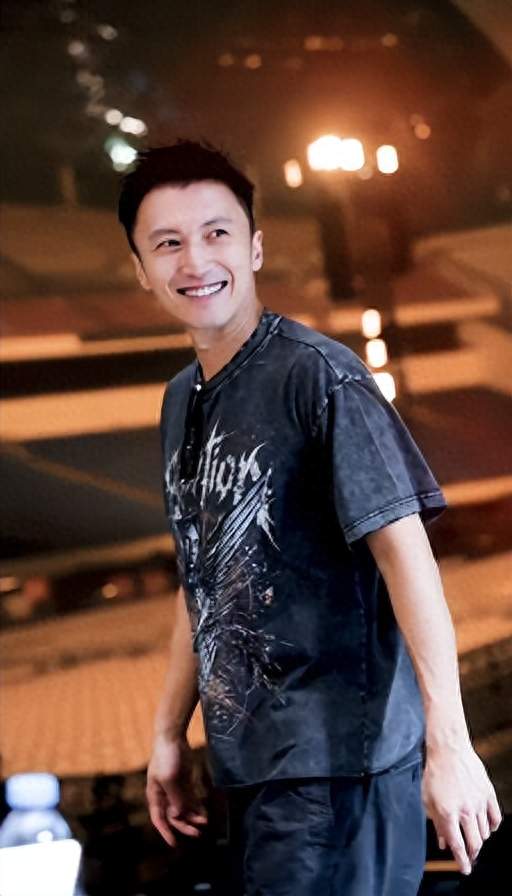 燃炸山城！谢霆锋重庆开唱，这才是港乐摇滚本色