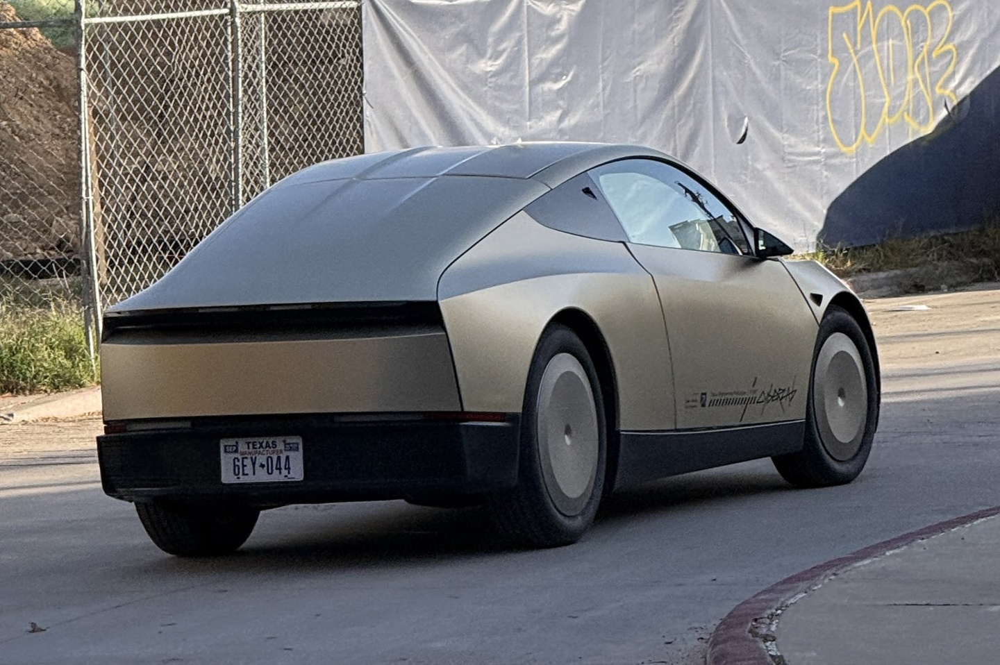 马斯克重申：特斯拉 Cybercab 今年 4 月投产，无方向盘和踏板