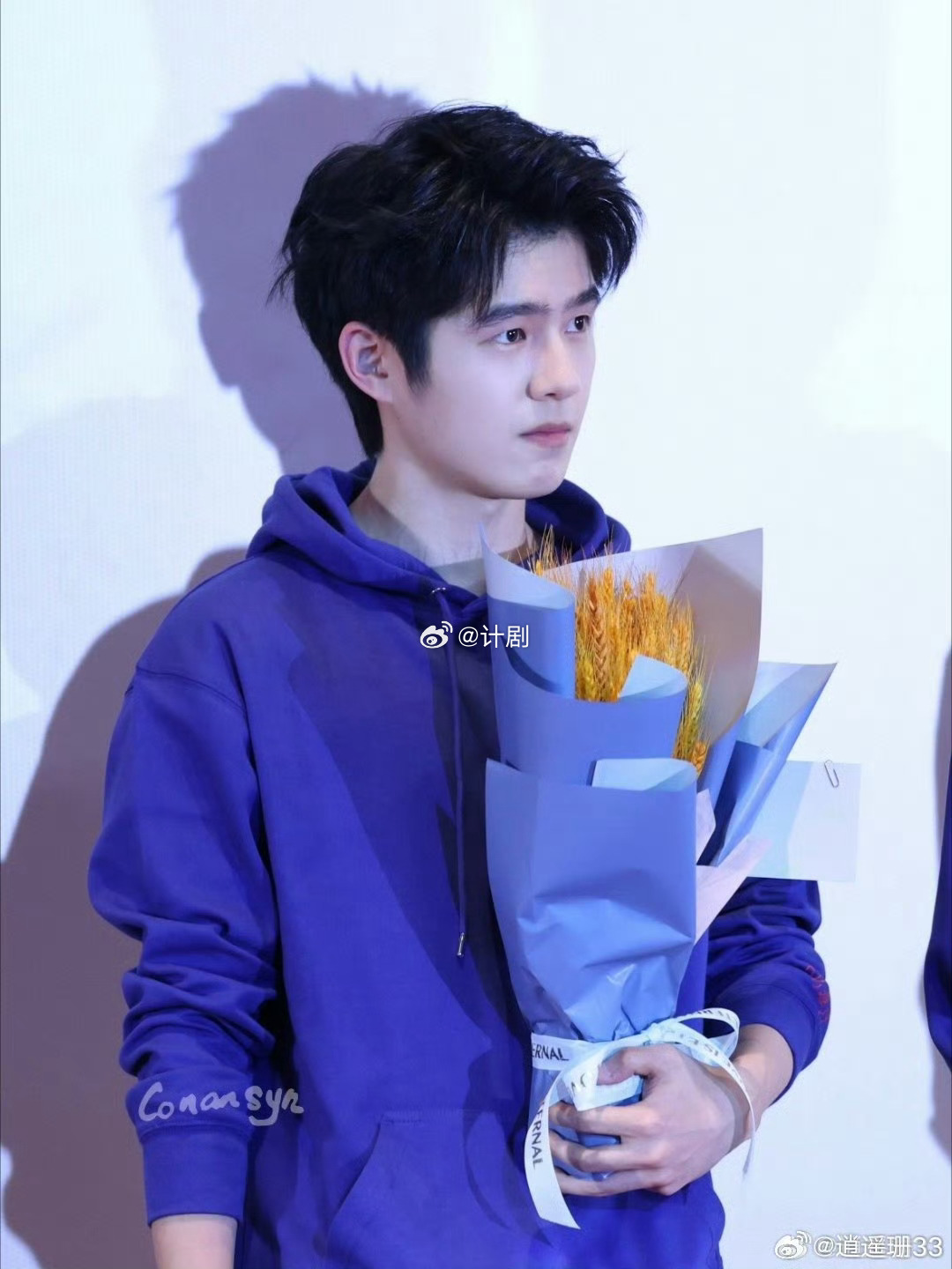 听刘昊然解读才懂李默大衣的沉重 刘昊然的解读让人突然理解了那件大衣的份量。它不只