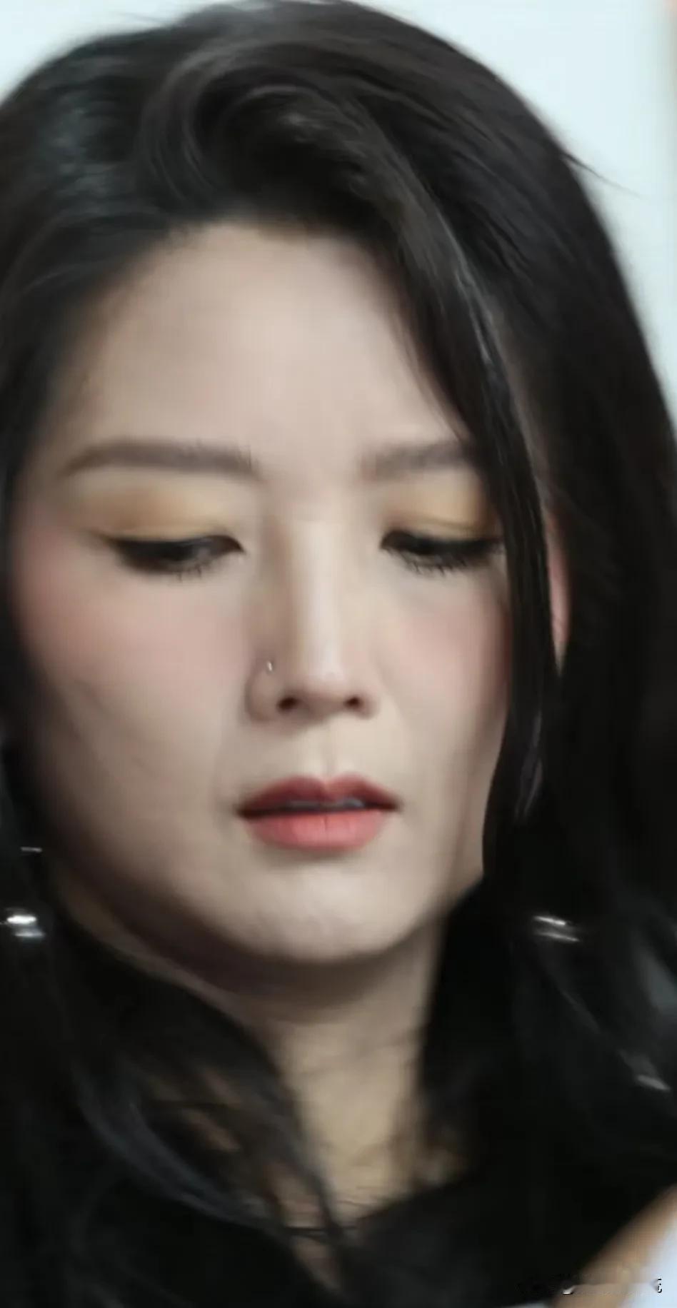 时光如梭，年仅40岁的何洁断崖式衰老。曾几何时，何洁是很多网友童年的女神，凭借《