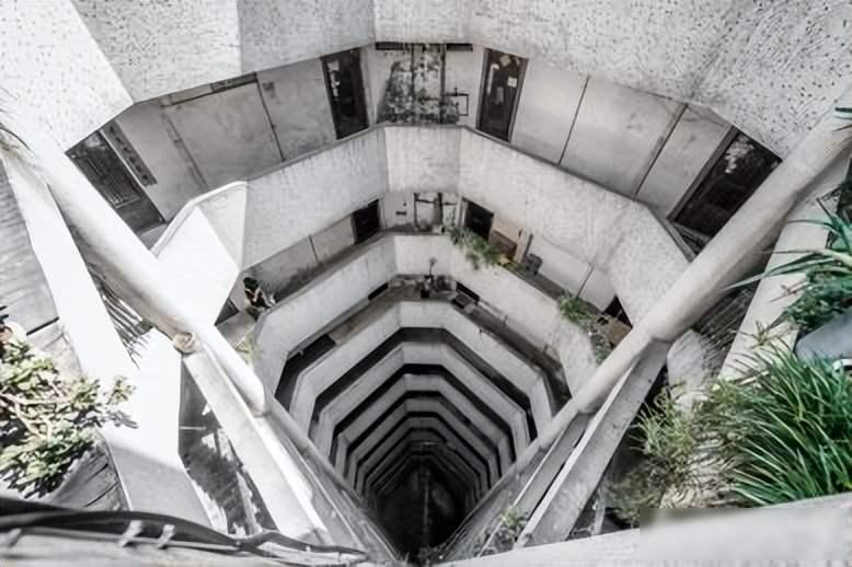 七楼出门是马路，电梯开进居民家，防空洞里煮火锅

重庆人走路经常要先爬上两层楼，