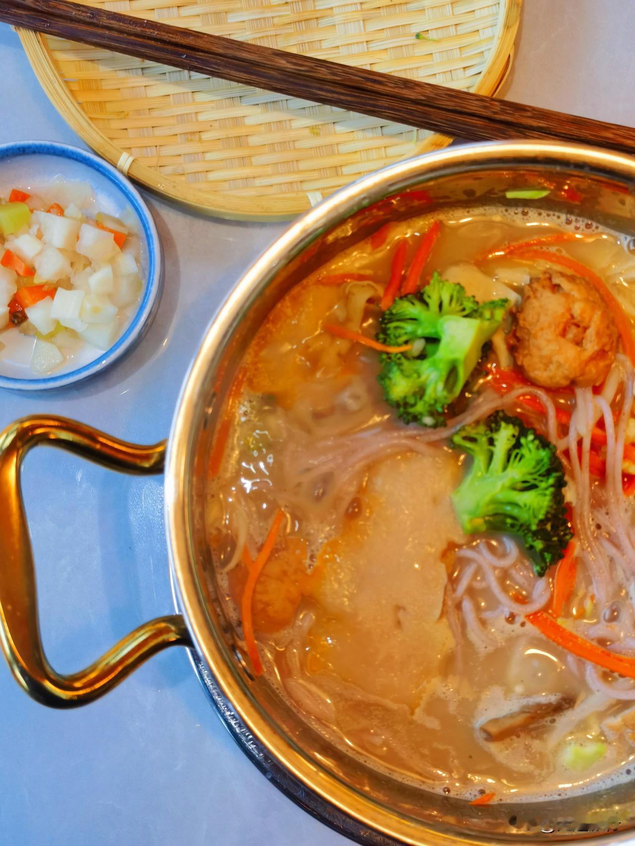 大理古城弘圣路王宫别院周边，有家扫街榜上的米线店，据说回头客比较多，于是前往品尝