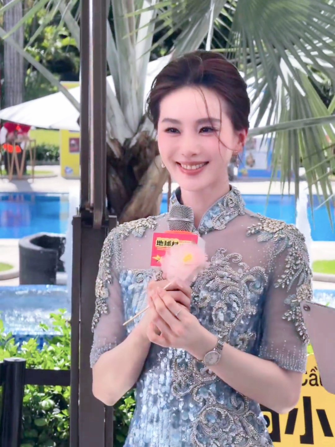 头上戴非遗绒花，身穿新中式旗袍，手拿夕雾花，就这么输出我们的中华文化和淮水竹亭刘