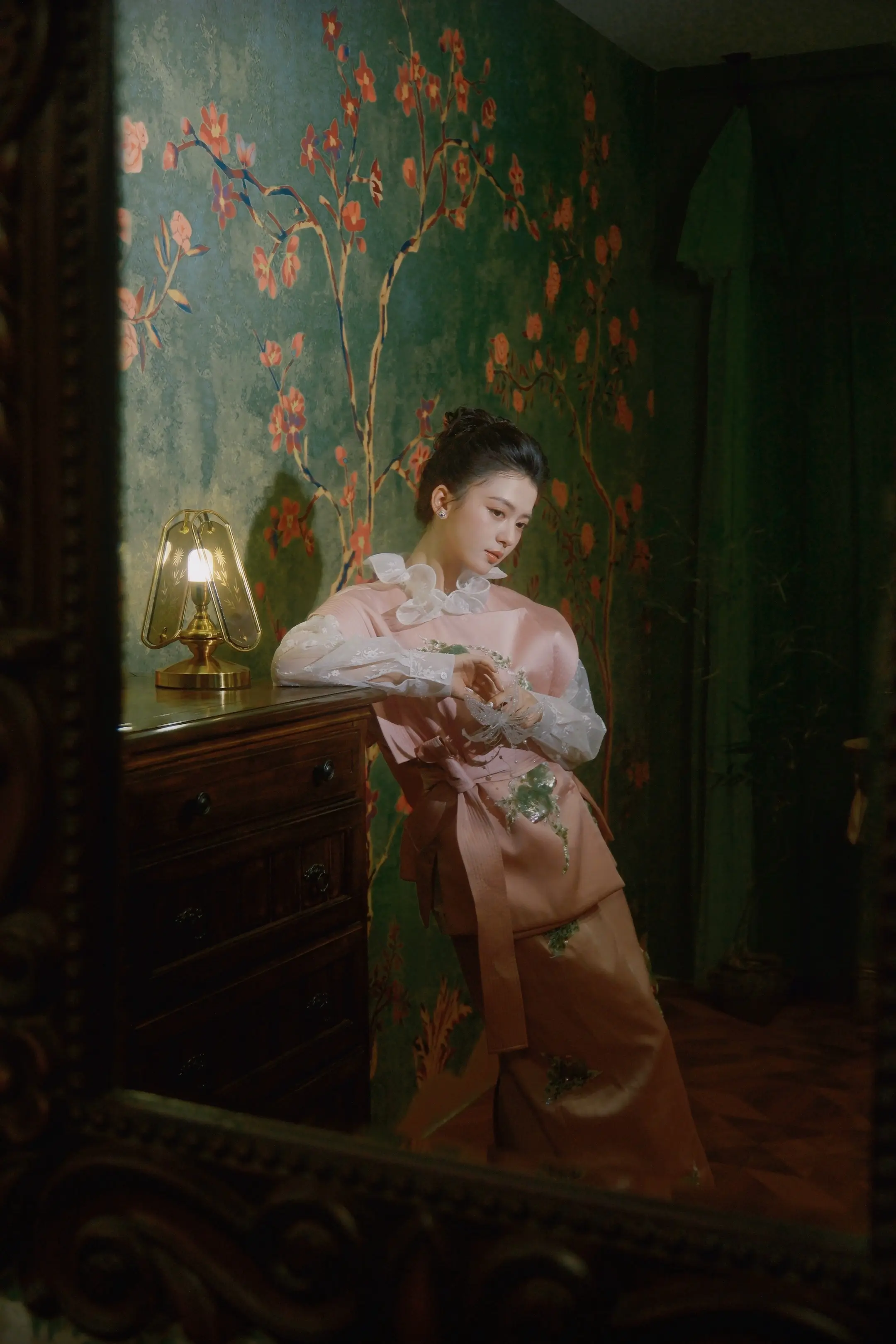 春到人间人似玉。