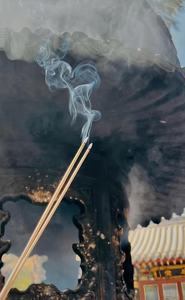 人到中年别光顾着卷，看看你的“出厂设置”就懂了。年柱看你的新手村装备，家里有钱有