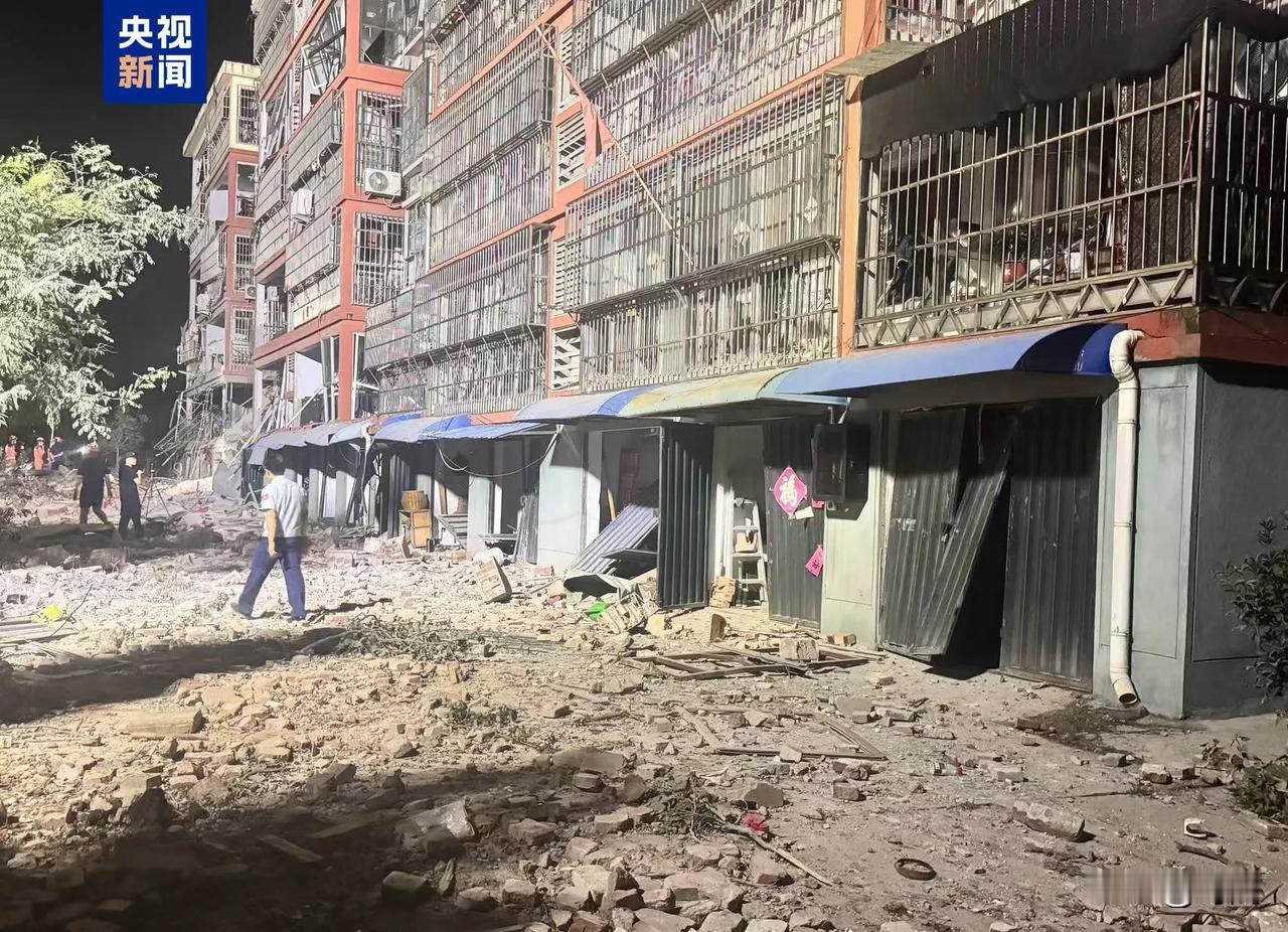 非法囤积的炸药突然发生爆炸，一栋居民楼受损严重，现场视频曝光，如此重大财产随损失