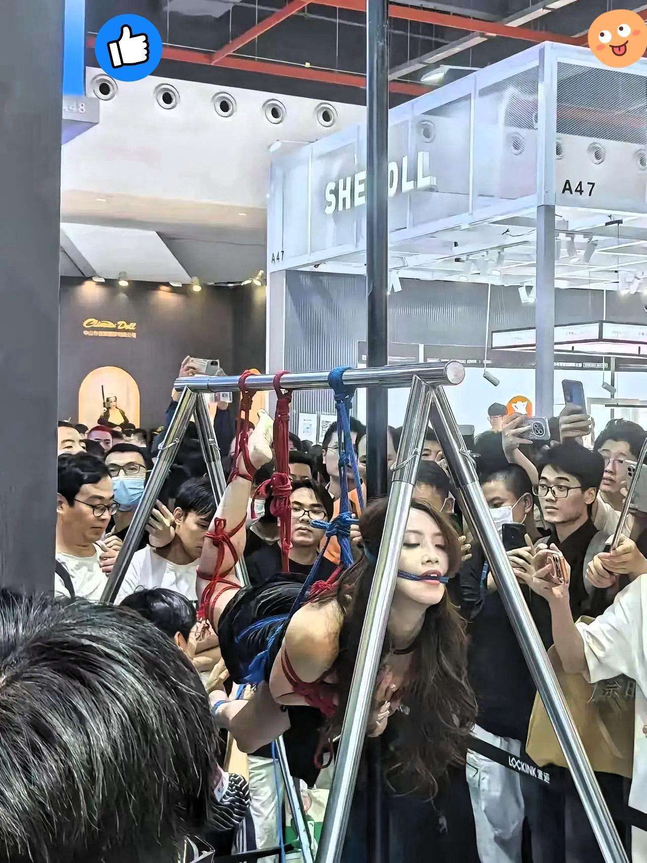 太揪心了！

姑娘被绑在钢管上任人围观，连脸面都不顾，到底是遭了多大的难，才被逼