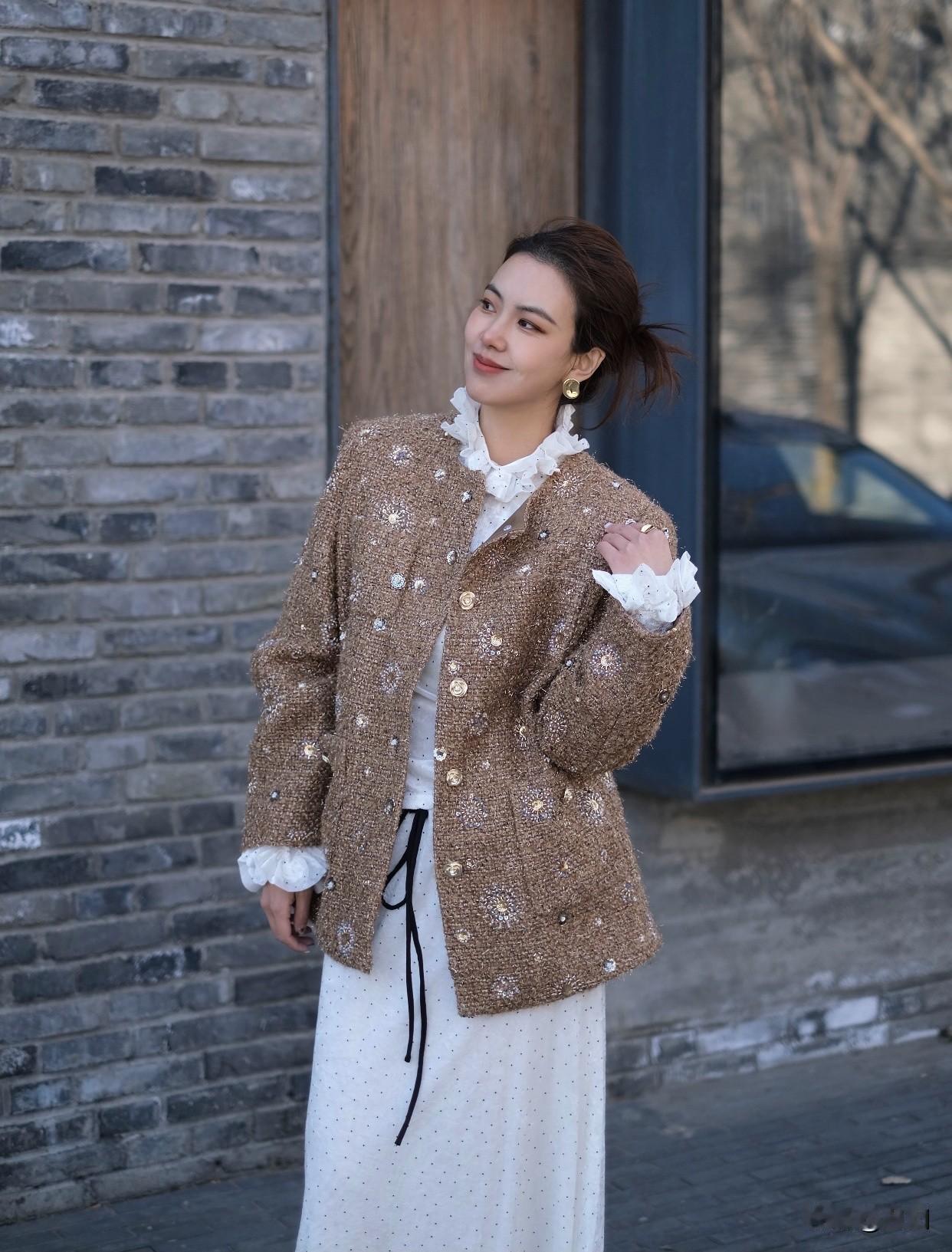 如何保持中年女性的优雅和魅力?注重仪表，穿着得体，选择适合自己身材和年龄的衣服。