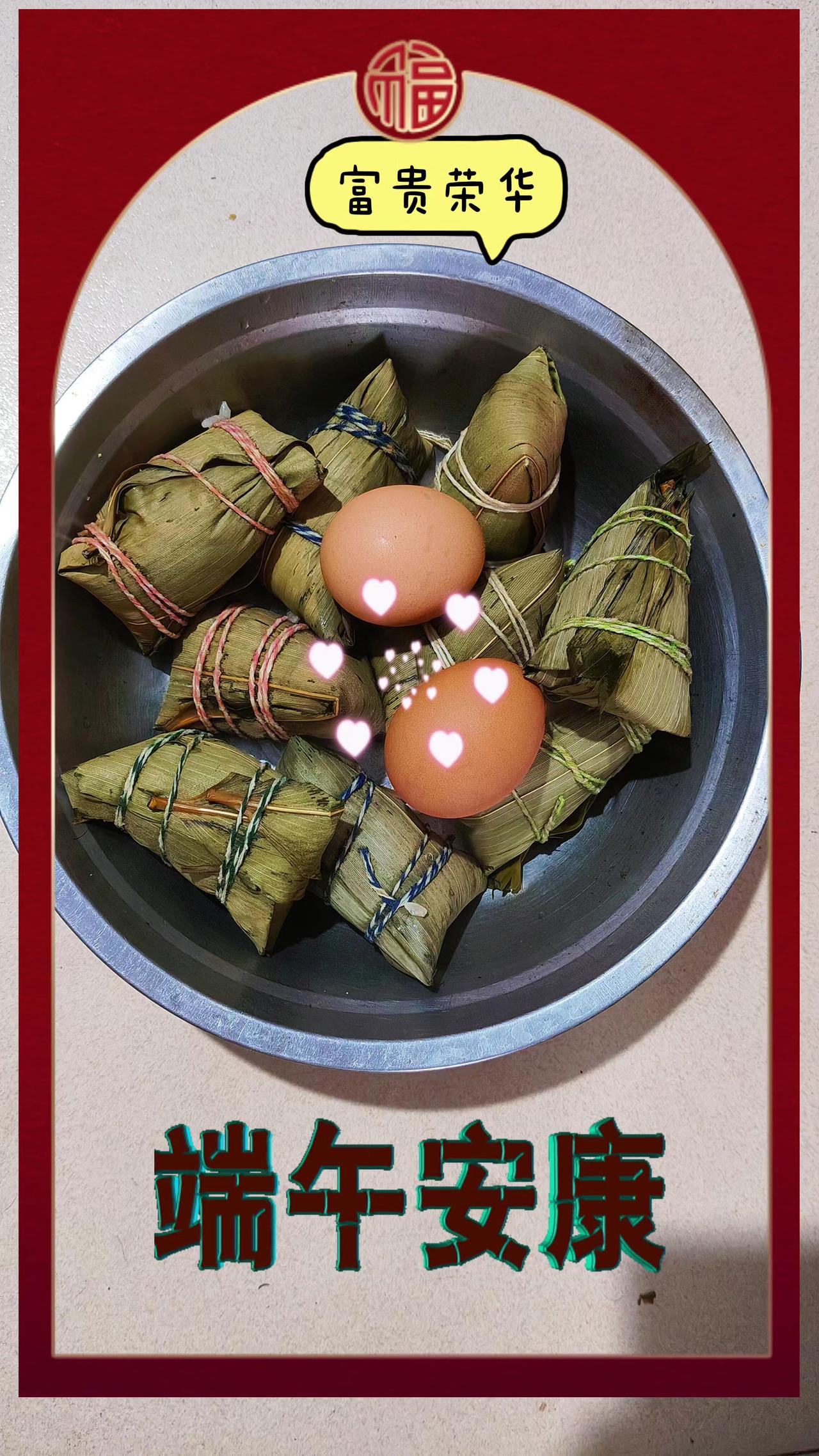 端午安康粽子叶包裹着家的味道，咸蛋黄与五花肉的组合在糯米中交融，每一口都是对传统