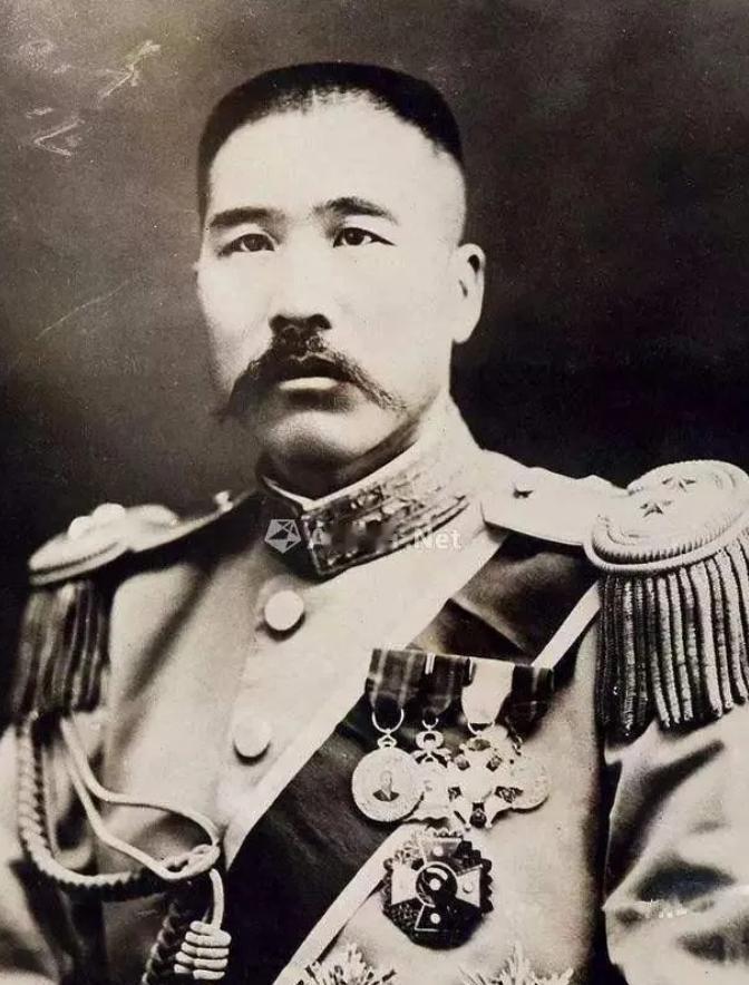 张宗昌发现妻子与一个瘸子通奸，气得火冒三丈，提起枪就要发作，突然间他意识到不能打