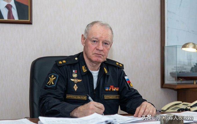 俄北方舰队混合航空军司令亚历山大·奥特罗申科中将在3月31日同AN-26运输机一