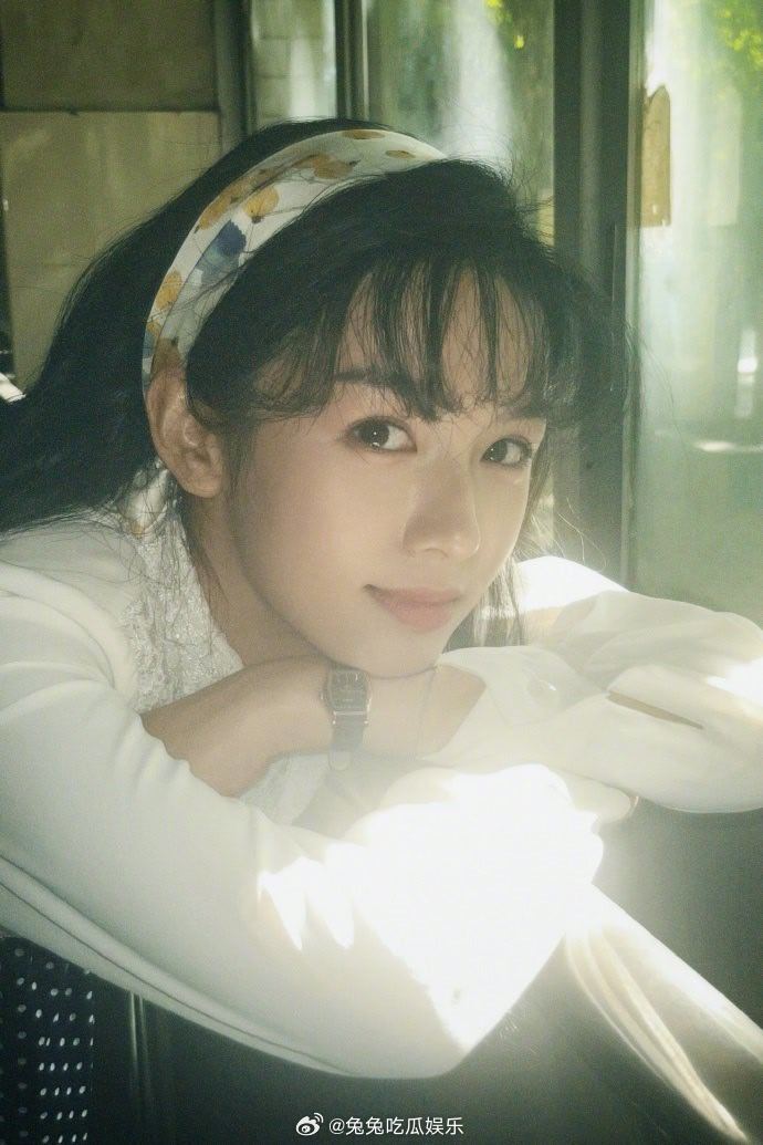 周也下雪封神镜头  周也在你好1983里的夏晓兰雪中镜头真的封神，氛围感拉满了 