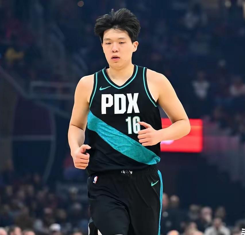 放弃吧！杨瀚森在开拓者根本打不出来，原因有三个。
一，开拓者不摆烂，本赛季目标是