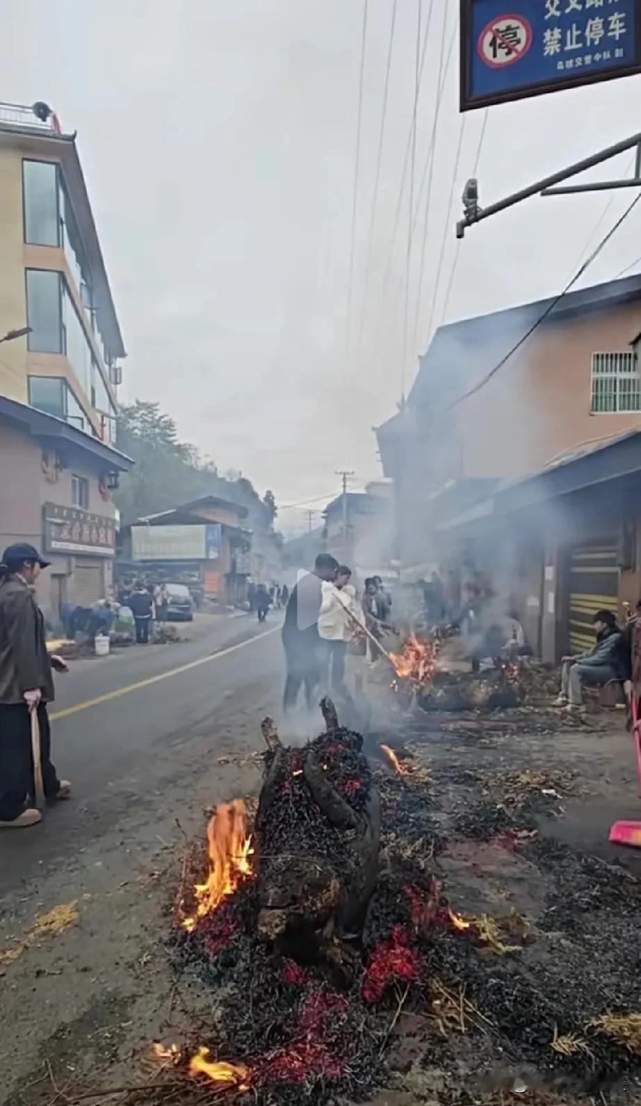 看看彝族人过年真的太生猛了。彝族人过年是每年12月份前后，据说他们各个县时间都不