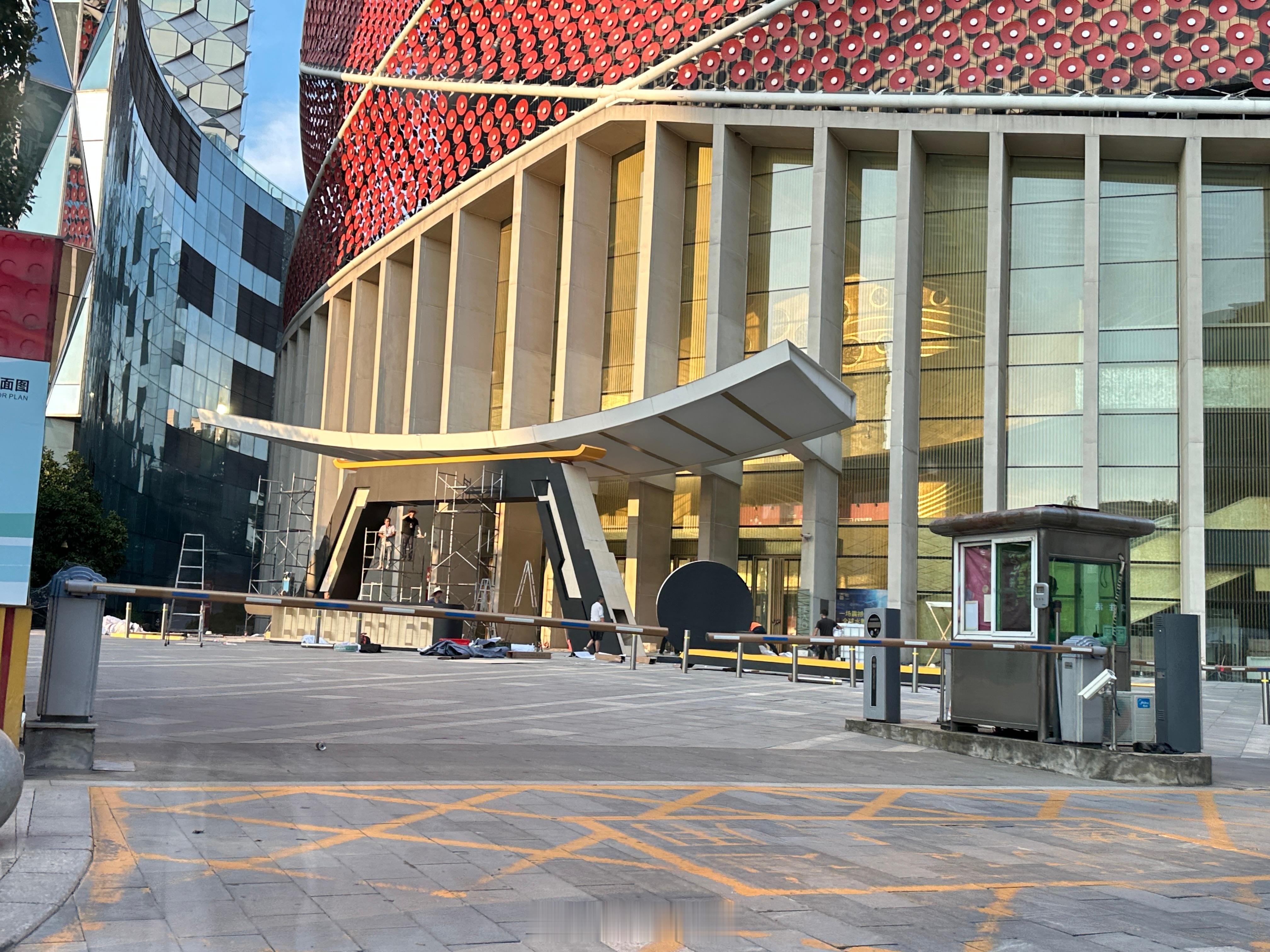 iQOO杯全国总决赛本周天在武汉汉秀剧场举行这两天下班正好看到了舞台搭建～有没有