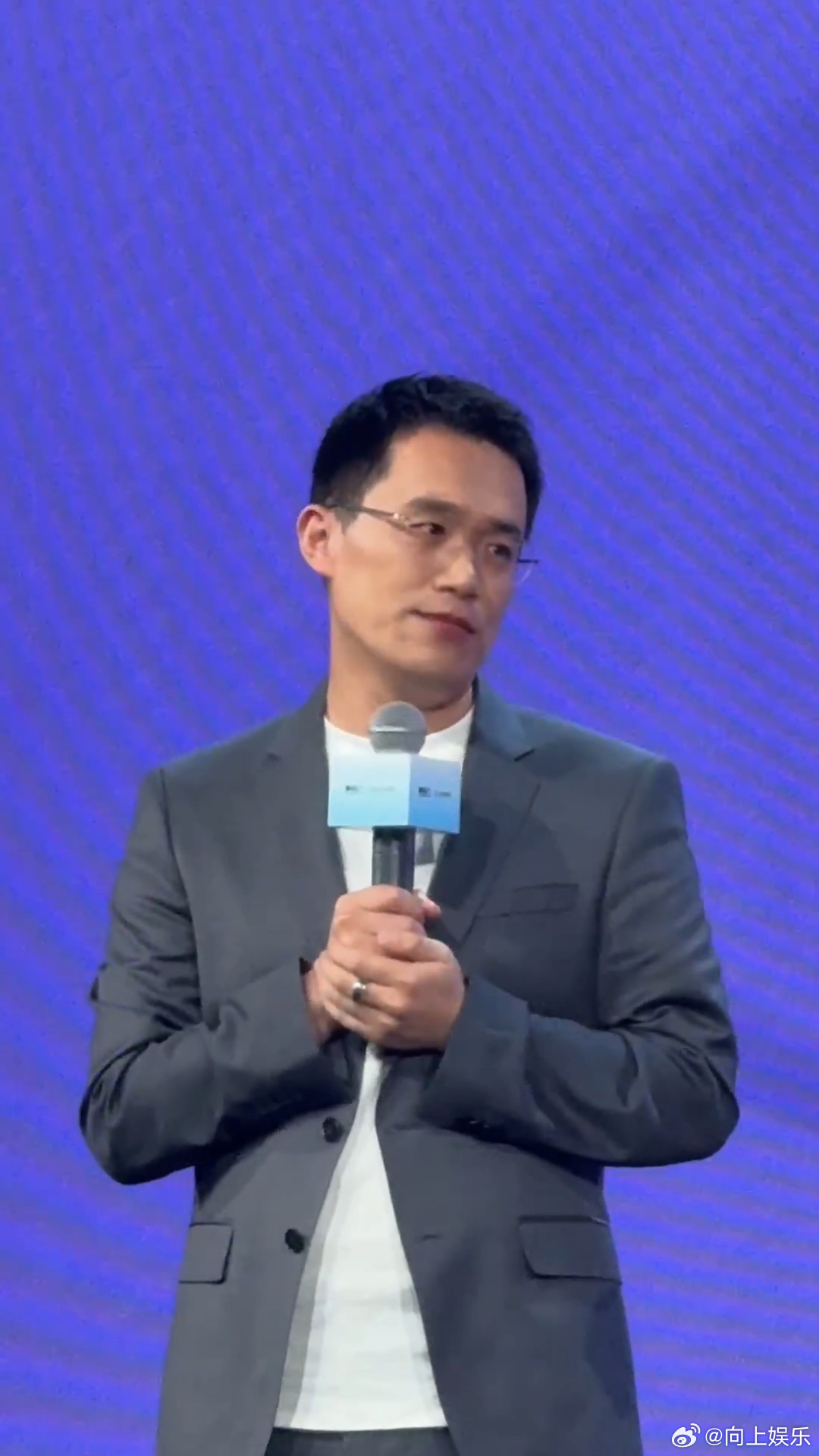 王腾重返发布会舞台王腾亮相北京谈睡眠科技新风口什么？大佬们你们终于想起来要发展睡