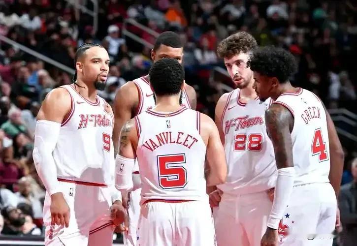 乌度卡不再适合担当火箭队主教练，他严重阻碍了火箭年轻球员的发展，他继续执教只会浪