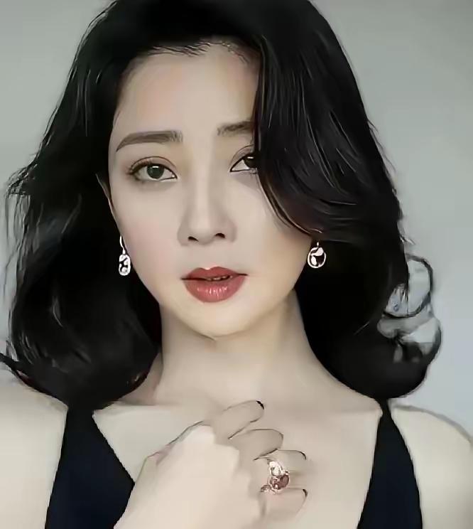 孙海东是啥人物呀？还敢数落殷桃。殷桃米兰造型 殷桃穿搭争议