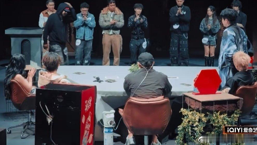 黄子韬吸氧坚持录制新说唱黄子韬：只要思想不滑坡，办法总比困难多（指吸氧），太真实