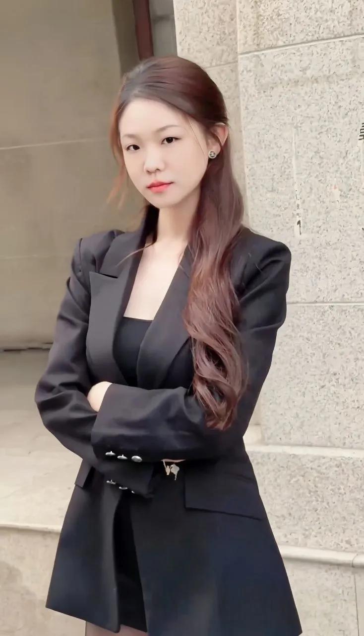 职场女强人，自信满满，黑色西装搭配高跟鞋尽显优雅气质！高跟鞋 大长腿 御姐