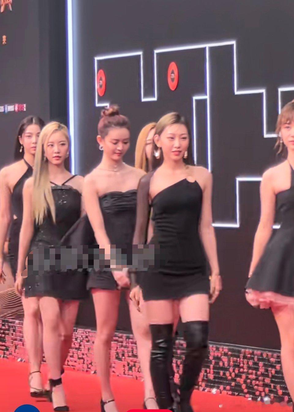 这是个新出道的女团？这颜值恐怕出不了道吧 ​​​